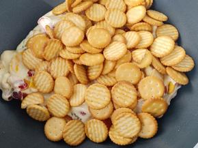 再放入小奇福饼干，用刮刀简单翻拌几下。