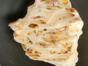 带上一次性手套用手折叠几下，把棉花糖均匀的粘到每块饼干和坚果上。