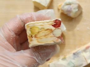 用锯齿刀切成块，雪花酥就做好了。