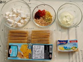 把所有材料称重准备好，苏打饼干如果是用这种两块连在一起的要先掰开备用。