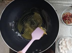 注意一定一定要用不粘锅，小火把黄油化开。