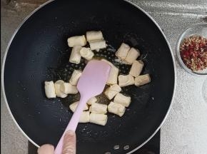 放入棉花糖翻炒，不要炒时间太长。