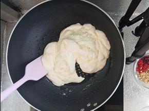 棉花糖化开关火，马上加奶粉翻拌均匀。
