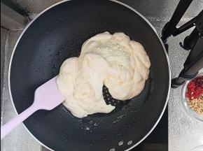 棉花糖化开关火，马上加奶粉翻拌均匀。