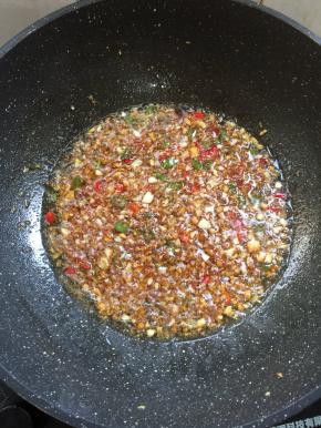 锅烧热倒入适量的油，放入蒜蓉小火煸炒至蒜蓉呈金黄色，加入小米辣，蚝油，生抽，糖翻炒片刻即可关火。