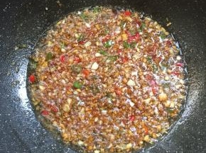 锅烧热倒入适量的油，放入蒜蓉小火煸炒至蒜蓉呈金黄色，加入小米辣，蚝油，生抽，糖翻炒片刻即可关火。