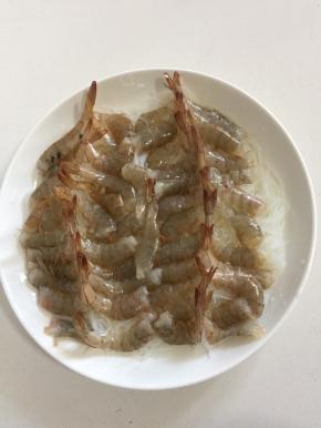 把处理好的虾均匀的摆在粉丝上。