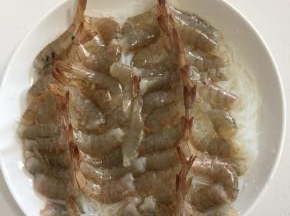 把处理好的虾均匀的摆在粉丝上。