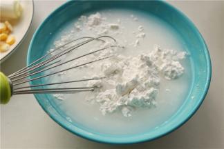 肠粉预拌粉加入清水，比例1:2.5即可，也就是100克肠粉，就加入250克水的量就可以。