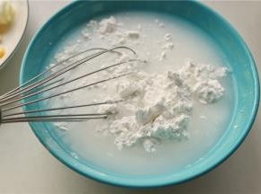 肠粉预拌粉加入清水，比例1:2.5即可，也就是100克肠粉，就加入250克水的量就可以。