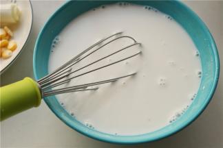 用手动打蛋器搅拌均匀，这个粉很容易拌开。搅拌均匀待用，下面开始先煮酱汁。