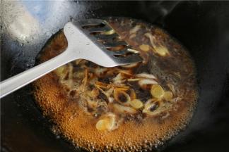 煮开再煮一会，略微浓稠就可以了，水量刚开始加入多一些，大半碗，煮好后刚好半碗，盛出待用。