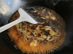 煮开再煮一会，略微浓稠就可以了，水量刚开始加入多一些，大半碗，煮好后刚好半碗，盛出待用。