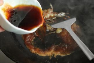 调一碗汁，生抽、蚝油各一勺，再加入5克白糖和适量水，搅匀后倒入锅里。