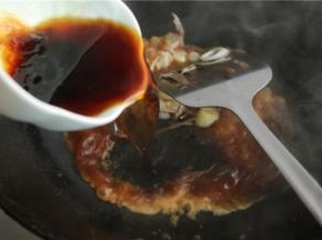 调一碗汁，生抽、蚝油各一勺，再加入5克白糖和适量水，搅匀后倒入锅里。