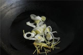 葱段切碎。炒锅里加入少许花生油，不要太多，能润锅即可，早上适合吃的清淡点。花生油烧热，下入葱末炒出香味。