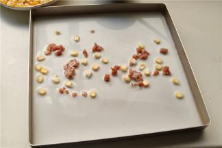 我用的美的蒸烤箱，快速出蒸汽，不需要预热。把平盘放入蒸烤箱里，可以放两层，非常过瘾。