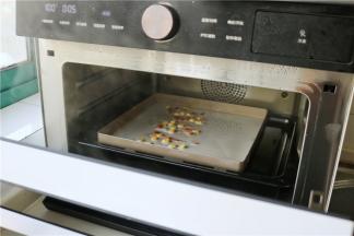 蒸烤箱开启纯蒸模式，蒸汽很快充满内腔，大火蒸3分钟就可以了。