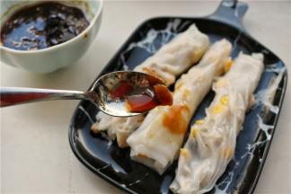 淋上刚才煮好的酱汁，就可以美美的食用了。