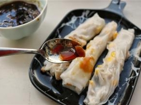淋上刚才煮好的酱汁，就可以美美的食用了。