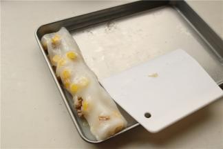 蒸熟的肠粉拿出来，用刮刀把肠粉刮起，卷起来，肠粉就做好了。