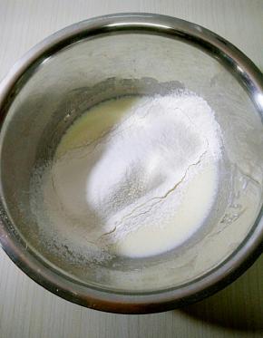 玉米油加入牛奶搅打均匀，充分乳化，打到颜色发白，筛入低筋面粉。