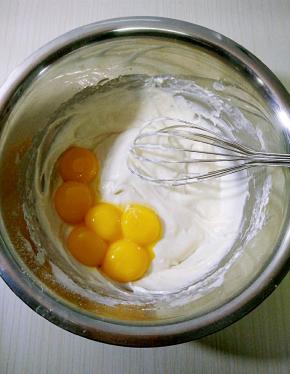 搅拌无颗粒，加入蛋黄。