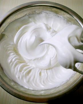 蛋白盆里要无水无油无蛋黄，加入几滴柠檬汁，低速打发，并提前预热烤箱，蛋白出现大泡，加入三分之一白砂糖，蛋白明显增多，大泡变小，再加入三分之一糖，调中高速打发，蛋白变细腻，有纹路，加入剩下的白砂糖转低速打发，打到蛋白打发有阻力，至蛋白变硬，提起打蛋头出现直立尖角状态。