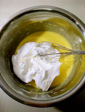 取三分之一蛋白霜放入蛋黄糊用线抽搅拌均匀，再加入下次。