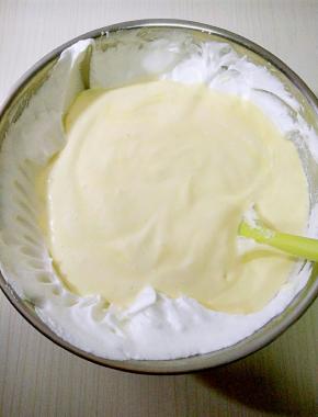 把搅拌好的蛋糕糊倒回剩余的蛋白霜里，翻拌均匀。