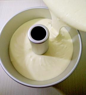 倒入8寸加高模具，轻震气泡。