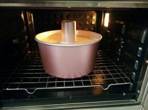 放入预热好的烤箱上下150度，60-70分钟。