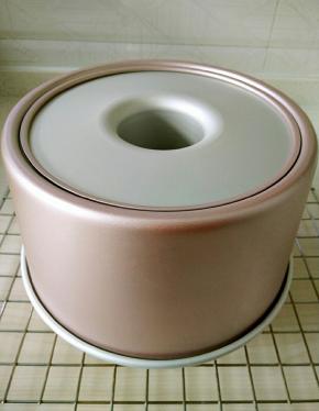 出炉轻震一次模具，倒扣晾凉，脱模先用手把蛋糕与模具四周轻轻剥离开，然后用手轻推蛋糕模具底部，慢慢把蛋糕托上来。