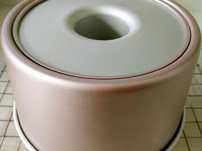 出炉轻震一次模具，倒扣晾凉，脱模先用手把蛋糕与模具四周轻轻剥离开，然后用手轻推蛋糕模具底部，慢慢把蛋糕托上来。