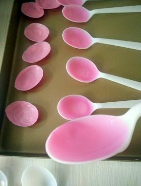 做巧克力花，巧克力装入裱花袋隔水融化，取少量巧克力挤在勺子中间，转动，使巧克力均匀的粘在勺子上，冷却凝固。