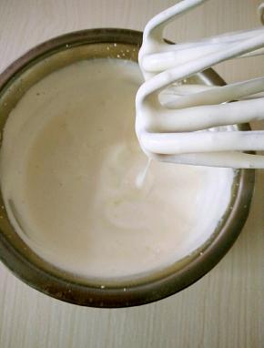 淡奶油加糖打到可以流动状态，加入酸奶搅拌均匀，装入裱花袋。