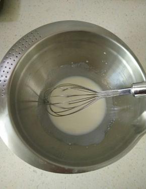 打蛋盆放入玉米油与牛奶，充分搅拌乳化，打到颜色发白浓稠。