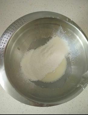 筛入低粉与玉米淀粉搅拌均匀。