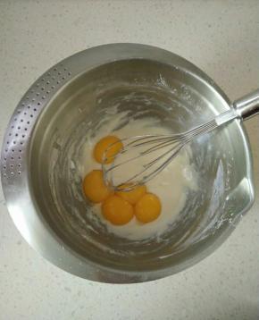 加入蛋黄。