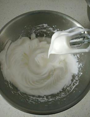 蛋白分三次加糖打到湿性发泡。