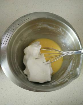 蛋白霜分三次加入蛋黄糊翻，翻拌均匀，拌好的蛋糕糊倒入剩下的蛋白霜盆里，翻拌均匀。