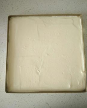  用刮板刮平表面，轻震烤盘。