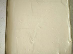  用刮板刮平表面，轻震烤盘。