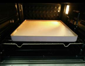 放入预热好的烤箱上下150度，25分钟。