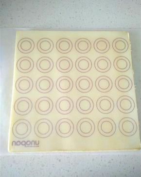 烤好取出震出热气，放置不烫手状态，倒扣撕掉硅胶垫，再反过来，正面朝上，覆盖一层油纸防止水分流失。