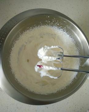 淡奶油加糖打发，用牙签挑适量色素，用刮刀拌匀。