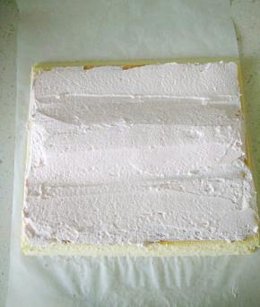 用刀把蛋糕两端斜切，抹上奶油，两端薄中间厚。