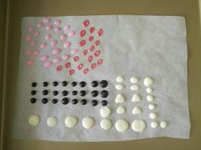 用融化的巧克力在油纸上画出装饰件。