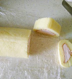 用热刀切去两端不规则蛋糕卷，每切一刀都要擦干净刀具。