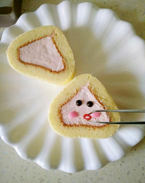 摆上巧克力眼睛与腮红嘴巴，顶部接缝处装饰薄荷叶即可。